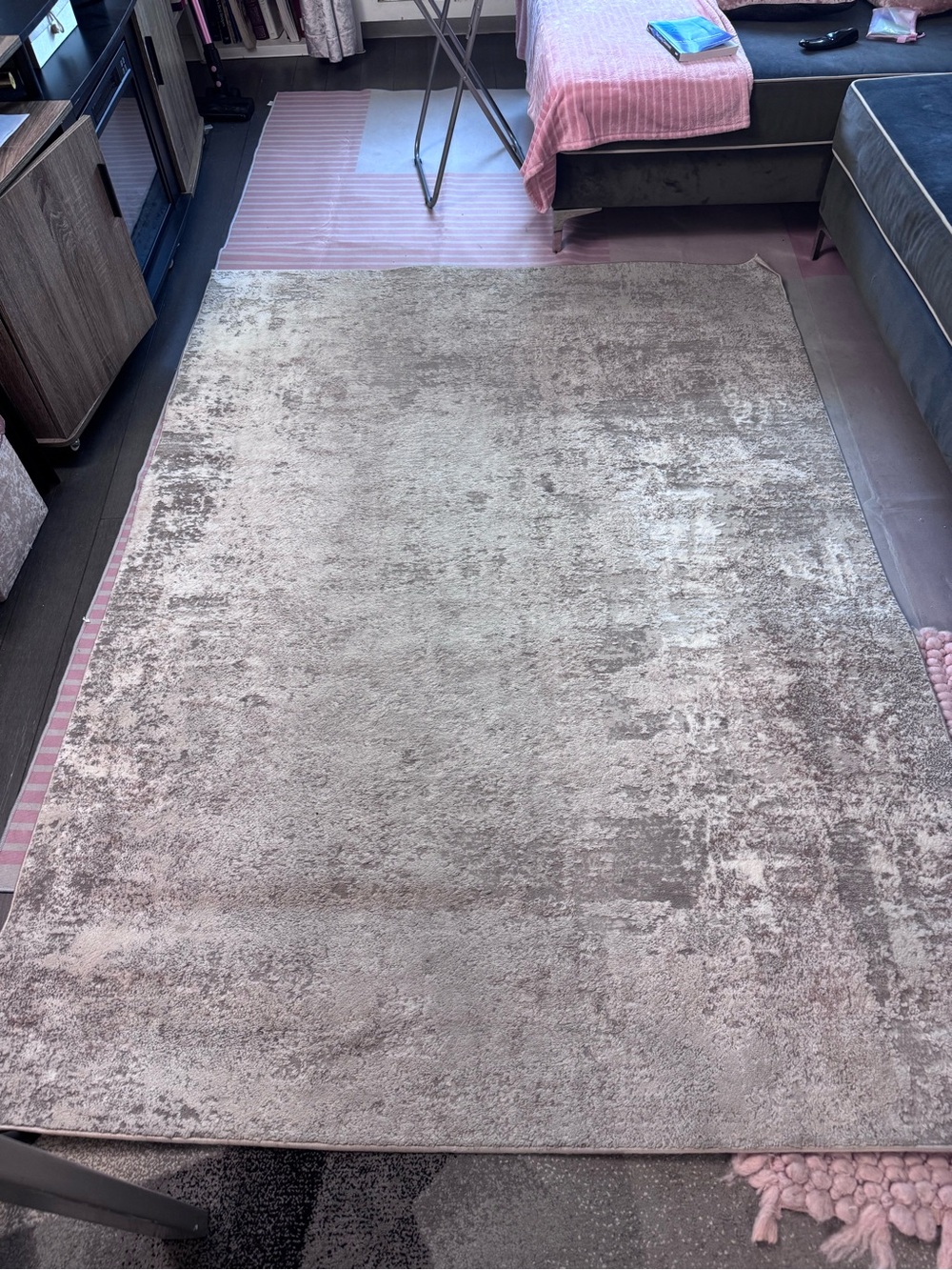 Modern abstract gray area rug